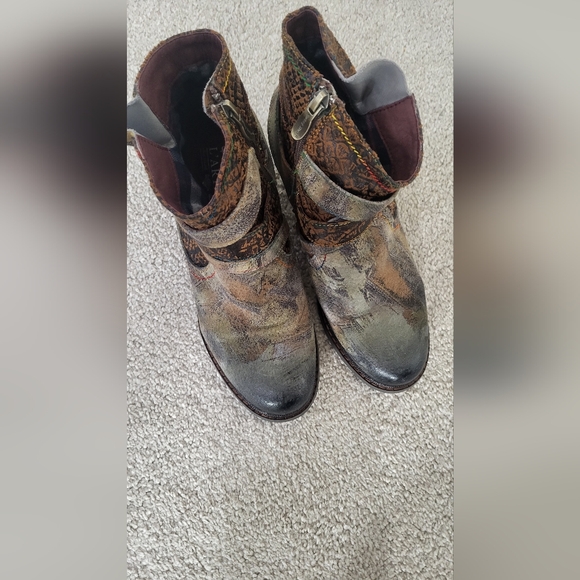 NWOT L'Artiste by Spring Step Shazzam New Camel Hand Painted Leather Ankle Boots - Picture 2 of 7